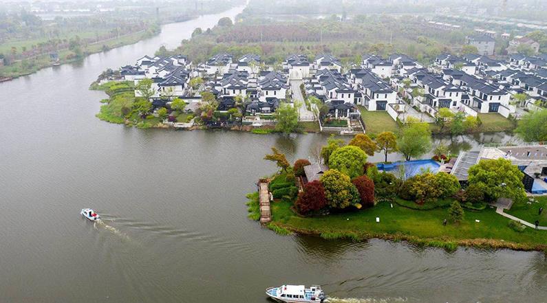 水韻湖城太清沿岸長(zhǎng)興縣楊家浦國(guó)控?cái)嘌桓?></a>
		<figcaption>
<h4>水韻湖城太清沿岸長(zhǎng)興縣楊家浦國(guó)控?cái)嘌桓?/h4>
<em>河道生修復(fù)工程</em>
<p>本工程位于洪橋鎮(zhèn)，本次生態(tài)修復(fù)范圍為北橫港及其叉港，東段為楊家浦閘至圖影扶欄橋段，西段為楊家浦港至陽(yáng)墩漾，主河道總長(zhǎng)7.36km，叉港總長(zhǎng)8.15km。所需松木樁規(guī)格為3米小頭11-12CM型號(hào)，所用數(shù)量為:10萬(wàn)根左右。松木樁在生態(tài)修復(fù)中可以發(fā)揮重要作用。它可以幫助改善水土流失，保護(hù)水體，減少污染物向水體的遷移，促進(jìn)水體環(huán)境的恢復(fù)。</p>
</figcaption>
		</figure>
			    <figure class=